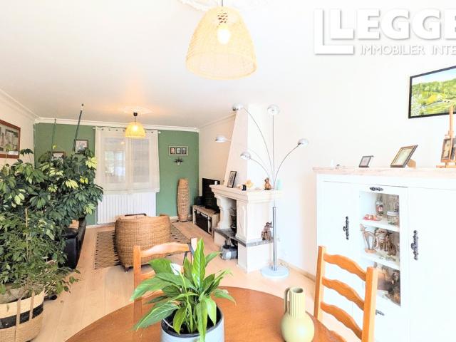 Maison de Ville Spacieuse avec 3 Chambres, Appartement Indépendant et Jardins à Saint Yrieix la Perche