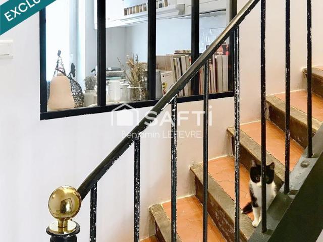 Maison de ville sur trois niveaux avec cour