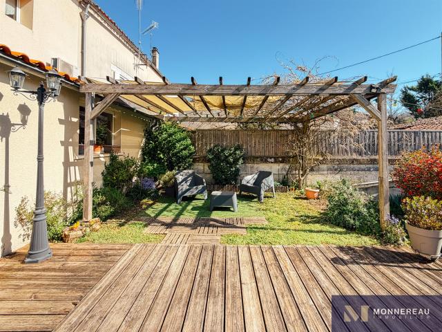 Maison De Ville Rénovée Avec Dependances 189m² Châteauneuf sur Charente