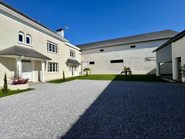 Maison de ville rénovée avec dépendances 6 pièce s 190