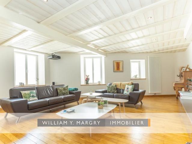 Maison de ville rénovée avec jardin. 220m² Gex