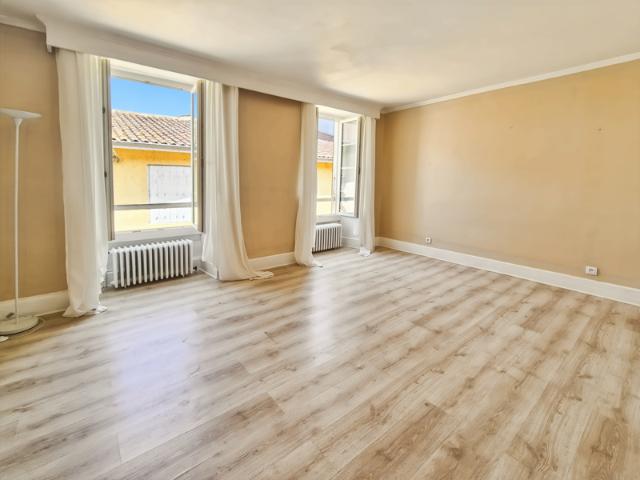 Maison de ville T5 de 172m2 avec 2 garages, cour et terrasse