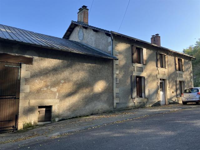 Maison d'env.200m² avec nombreuses dépendances et terrain à. 187m² Mouterre sur Blourde