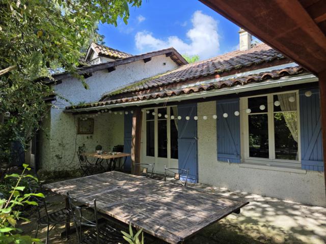 Maison des années 70 avec piscine, 4 chambres et garage ca