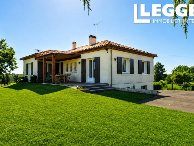 Maison des années 70 rénovée, située au calme avec vue dégagée et à proximité des commodités. Terrain clos