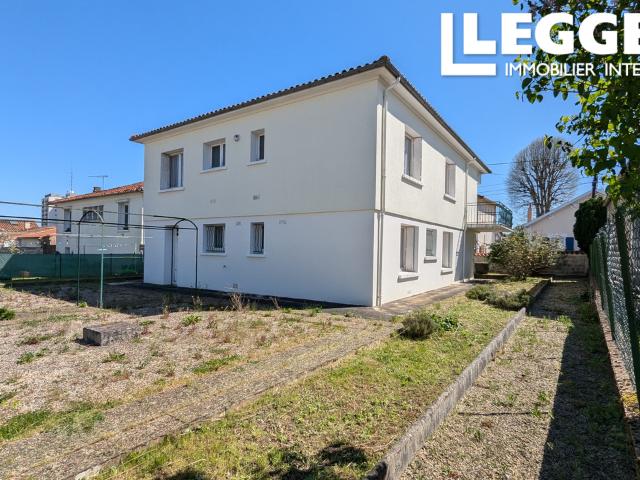 Maison des années 70 sur sous sol avec séjour, cuisine, 5 chambres, 2 salles de bain, garage et jardin