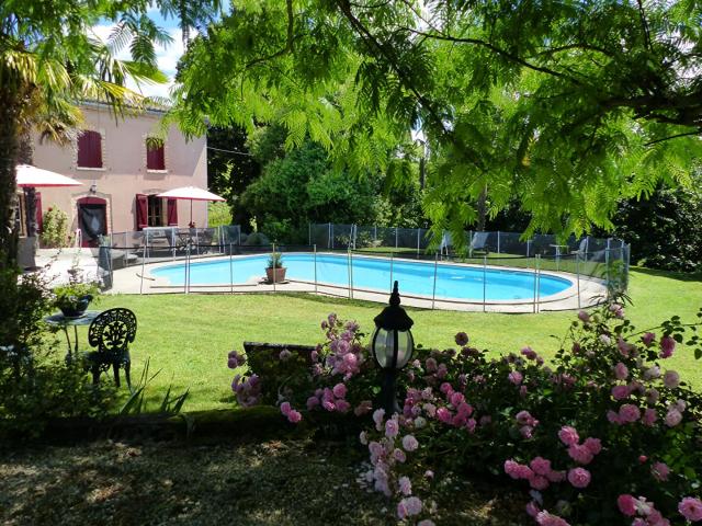Maison d'habitation + 2 gîtes + piscine, proche de Caussade. 240m² Caussade