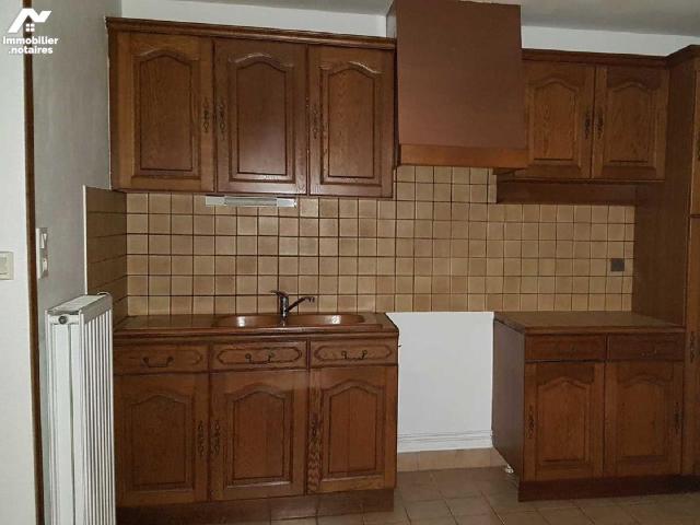 Maison d'habitation comprenant: Au rez de chaussée: cuisine aménagée, séjour, salle de bains.