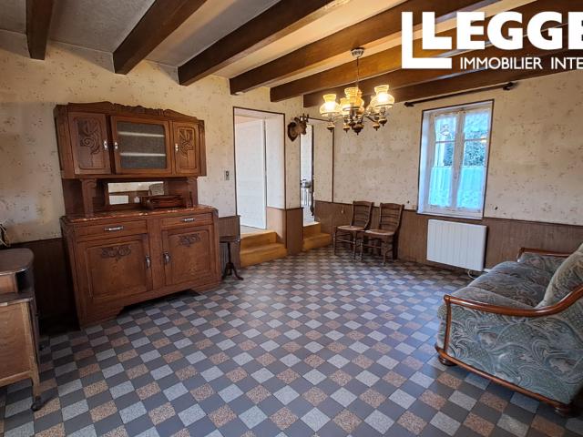 Maison d'habitation comprenant cuisine, arrière cuisine, salle d'eau, WC, 1 salle, 2 chambres, dépendances