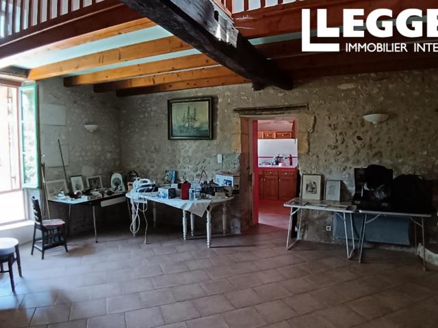maison d'habitation cuisine, séjour,salle d'eau dressing, salon et étage 2 chambres plus mezzanine.garage