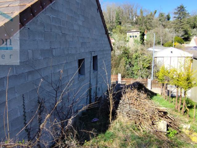 Maison d'habitation à terminer, hors d'air et hors d'eau