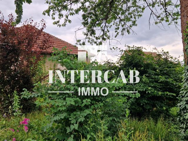 Maison d'habitation à démolir ou rénover sur un terrain constructible arboré de 1000m2