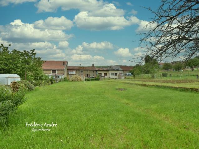 Maison d'habitation à rénover composée d'une entrée, cuisine, salle à manger, cellier, remise, wc, garage et cave au rez de chaussée. A l'étage