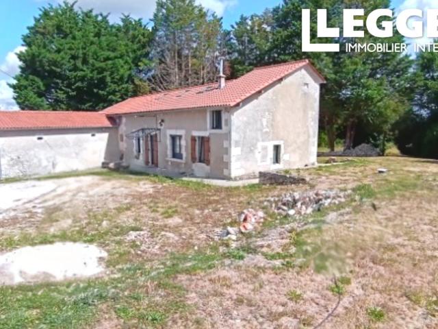 Maison d'habitation ancienne rénovée avec dépendances et piscine