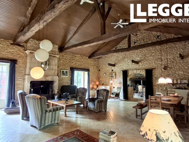 Maison d'habitation au calme avec diverses dépendances, beau jardin et four à pain