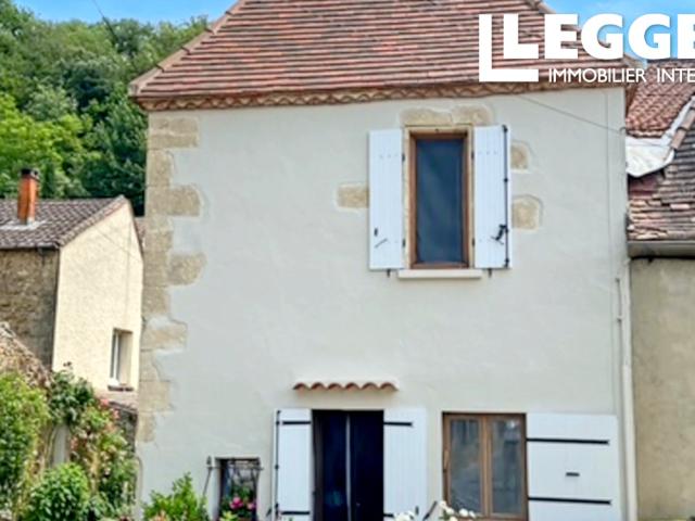 Maison d'habitation au centre d'un village avec commerces, au calme