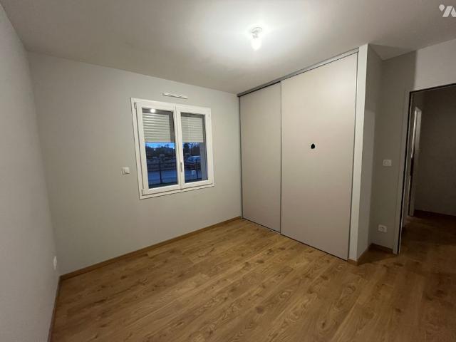 Maison d'habitation avec cuisine aménagée/salle/salon, salle d'eau, WC, 3 chambres, cellier, garage