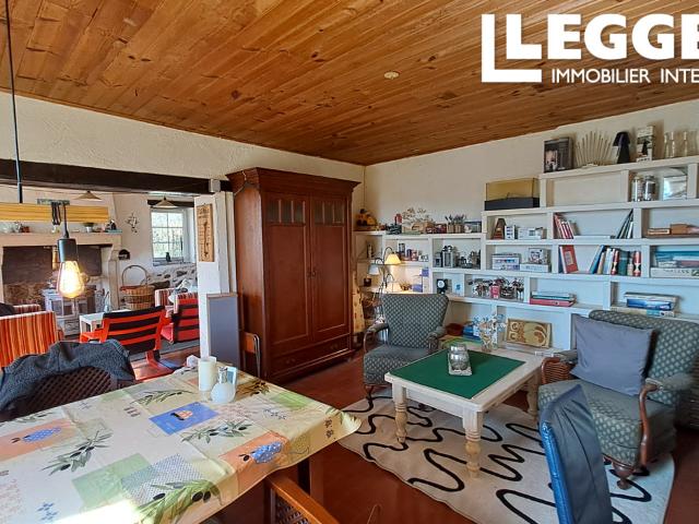 Maison d'habitation avec cuisine, séjour, 2 salle de bains, 2 wc, 2 chambres, grenier, cave, garage, hangar