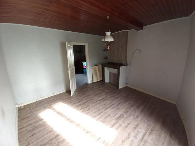 Maison d'habitation avec garage et jardin