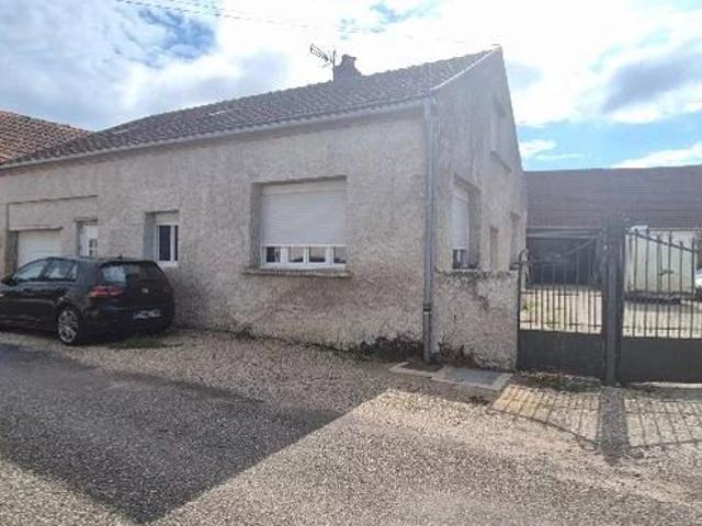 Maison d'habitation avec garage professionnel et dépendances