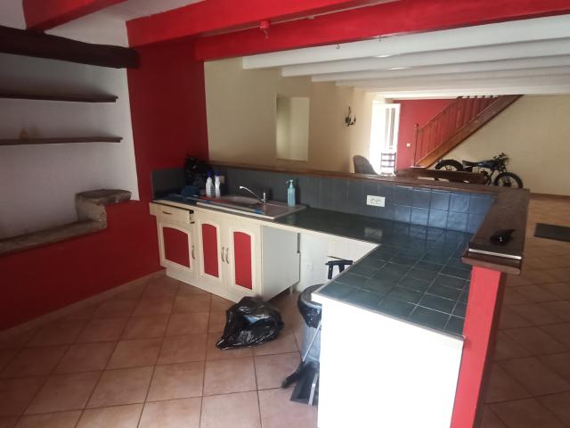 MAISON D'HABITATION AVEC JARDIN
