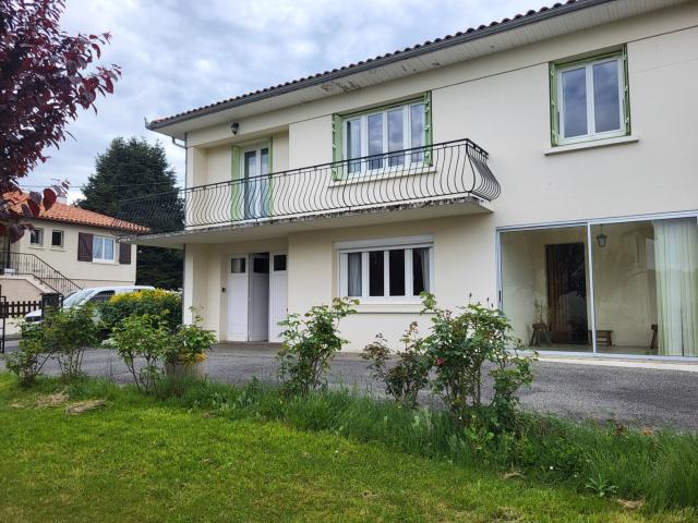 Maison d'habitation avec jardin et garage
