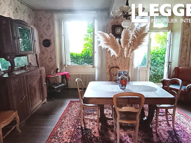 Maison d'habitation avec jardinet, cave avec rez de chaussée et étage, dépendance, et jardin séparé