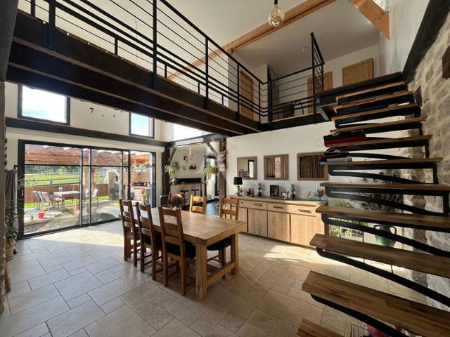 Maison d'habitation avec piscine chauffée et gîtes de charme à Saint Ouen des Toits 15 min de Laval