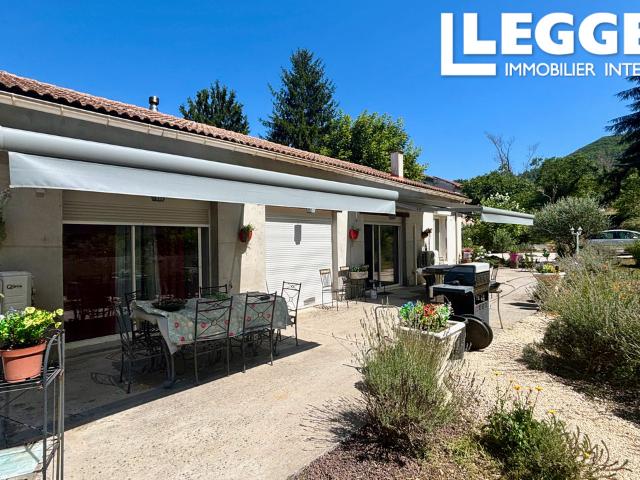 Maison d'habitation avec séjour et cuisine ouvert. 1 Chambre et Salle de bain. 2 studio indépendant et jardin
