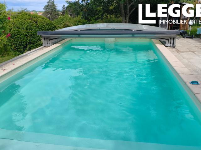 Maison d'habitation avec sous sol de 6 pièces dont 5 chambres, séjour, cuisine et salles de bain. Piscine