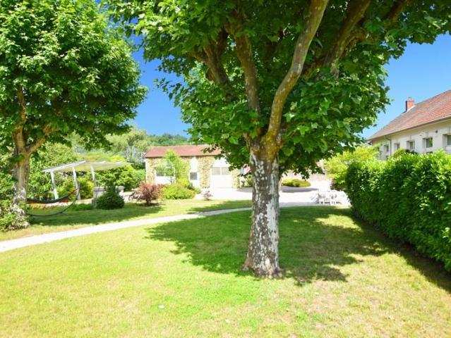 Maison d'habitation +deux appartements locatifs avec terrain. 277m² Le Creusot