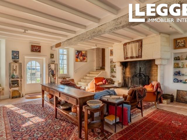 Maison d'habitation de 255 m5 sur 2 niveaux et 13364 m2 de terrain avec piscine