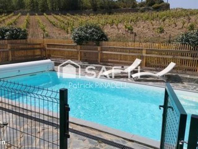 Maison d'habitation de type T5, Terrain 1355m², 4 chambres, 1 bureau, garage de 35m², annexe de 24m², piscine 4x8m. Climatisation gainée, poêle à bois