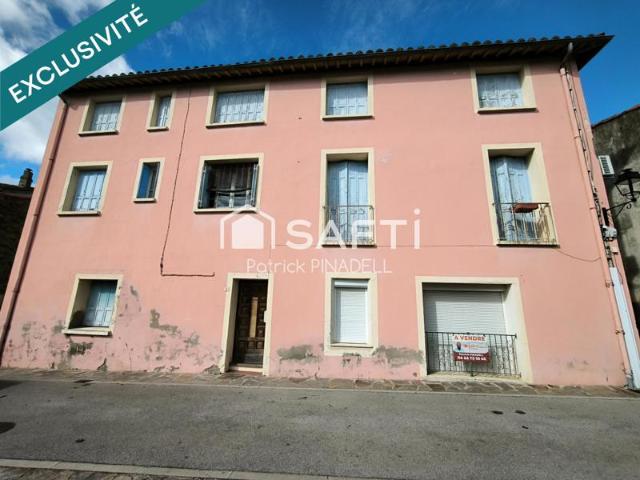 Maison d'habitation de type T6, composée de 5 chambres, 3 salle de bains, 2 wc, 1 cuisine et 1 salon salle à manger