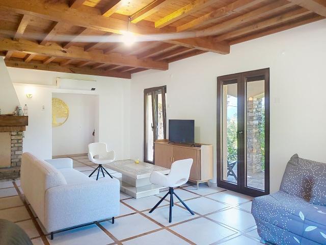 Maison d'habitation, entièrement rénovée avec gout 138m² Colombières sur Orb