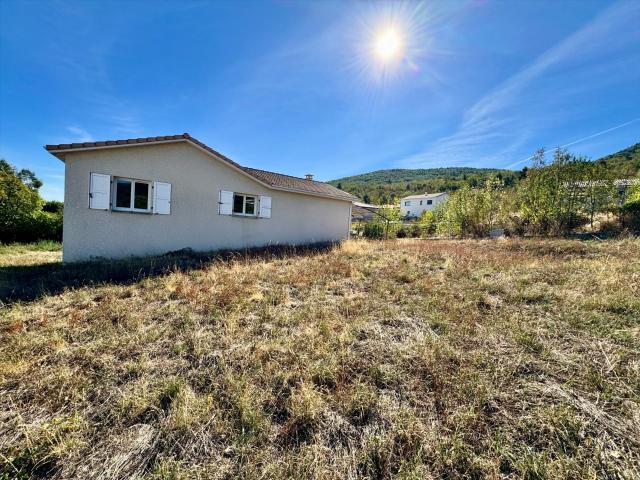 Maison d'habitation sur sous sol complet et terrain de 1100m. 100m² Brossainc