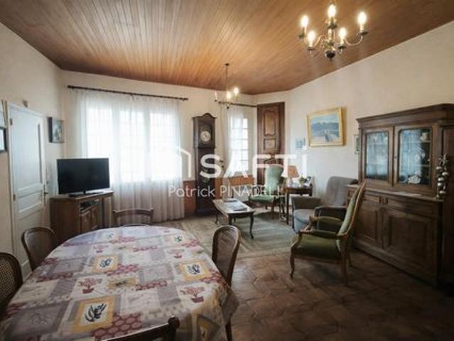 Maison d'habitation T8, disposant de 7 chambres, 2 salles de d'eau et 1 salle de bain et une pièce de vie de 32m²