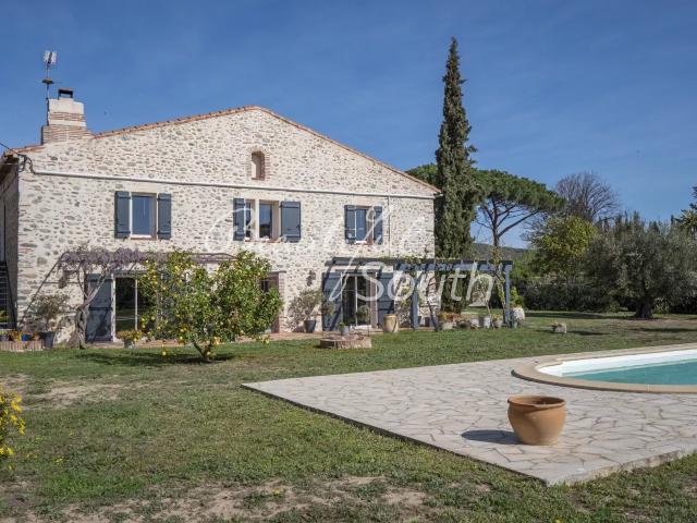 Maison D'hote En Pierre Avec Jardin Et Piscine, Perpignan Ou. 260m² Perpignan