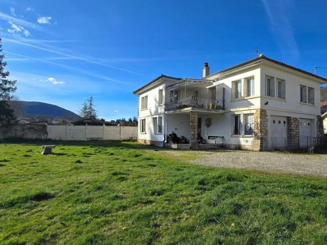 Maison divisible, grand terrain, 4 garages