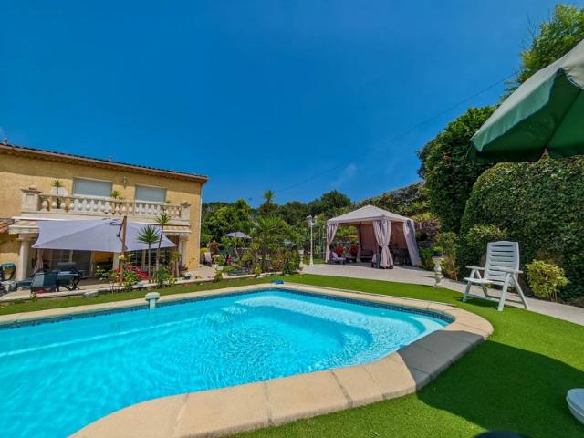 Maison discrètement mitoyenne 6 7 pièces 200m² sur un terrain de 500m² avec piscine et garage en sous sol