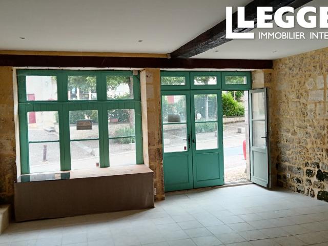 Maison du 16 ème siècle dans village touristique avec fond de commerce sur 3 niveaux