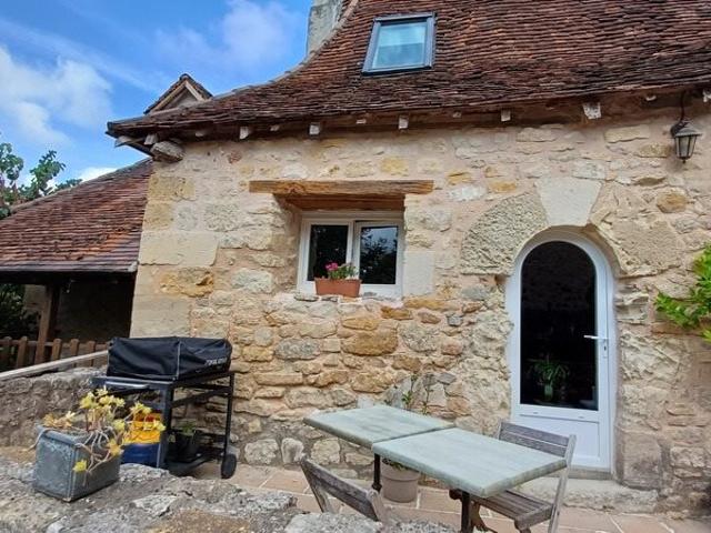 Maison du 17ème dans environnement très calme, avec un gite. 212m² Thenon