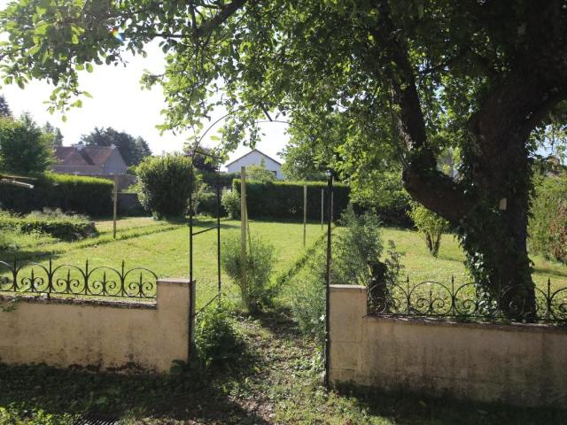 Maison du 17ème sur 1 470 m² de terrain clos 166m² Autun