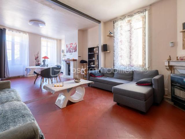Maison du 19 ème siècle composée de 4 chambres et de ses dépendances !