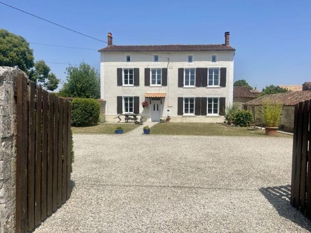 Maison du village avec du cachet, non mitoyenne, grand terrain, tout à l'égout