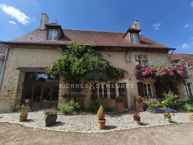 Maison du XVème siècle avec piscine dépendances sur parc de. 282m² Givardon
