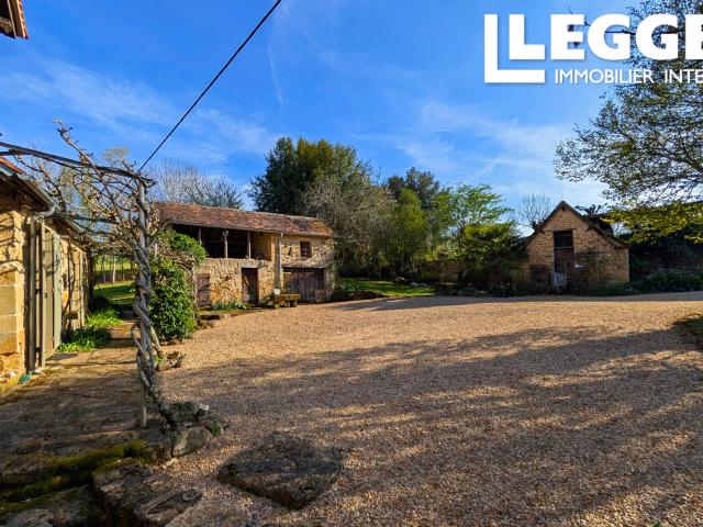 Maison du XVIIIe siècle restaurée avec soin, avec des dépendances et une prairie, située à l'orée d'un hameau