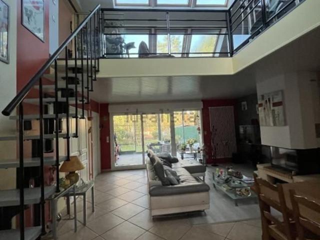 Maison, Dury
