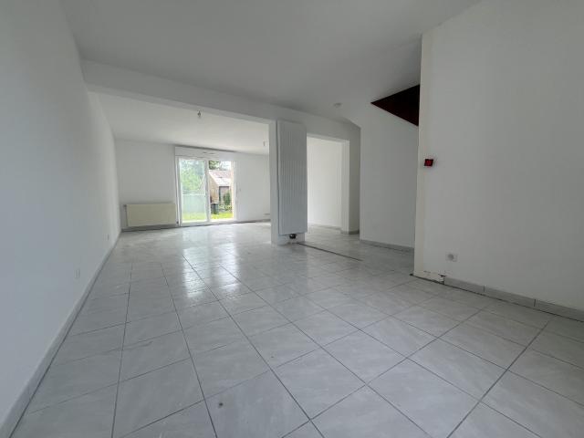 Maison entièrement rénovée 95 m2 avec grand jardin Giraumont centre village