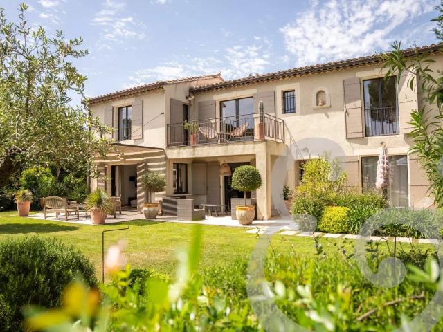Maison entièrement rénovée 248m² Eygalières